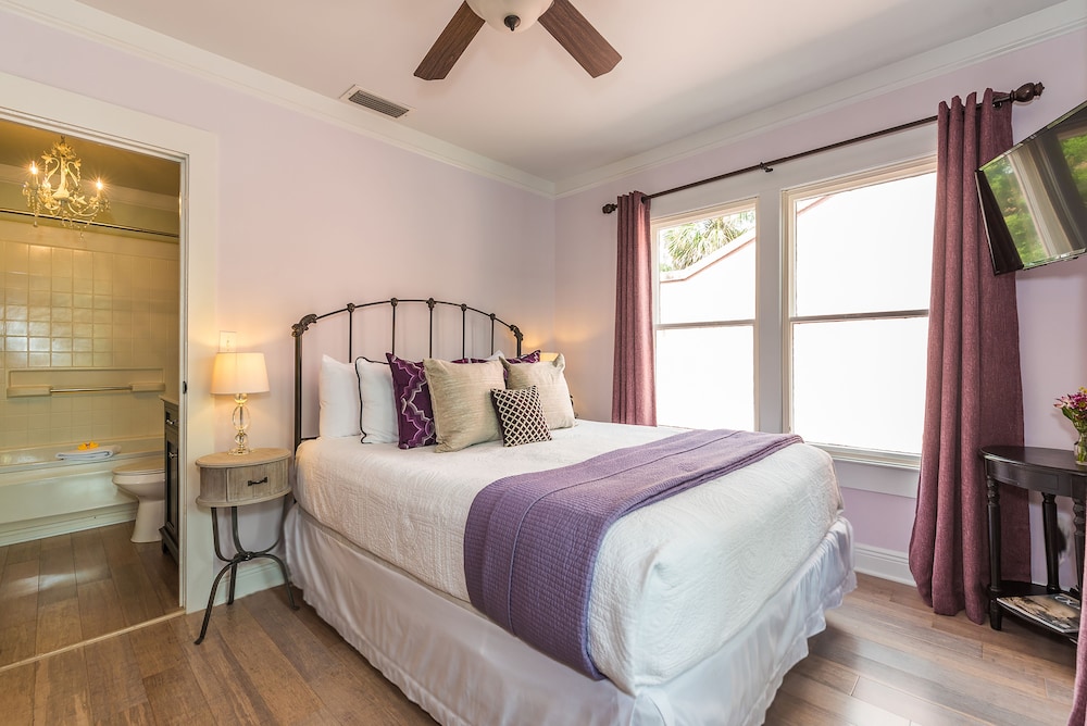 Standard Room, 1 Queen Bed, Balcony
