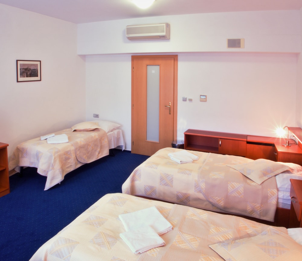 Superior Triple Room, City View photo 2