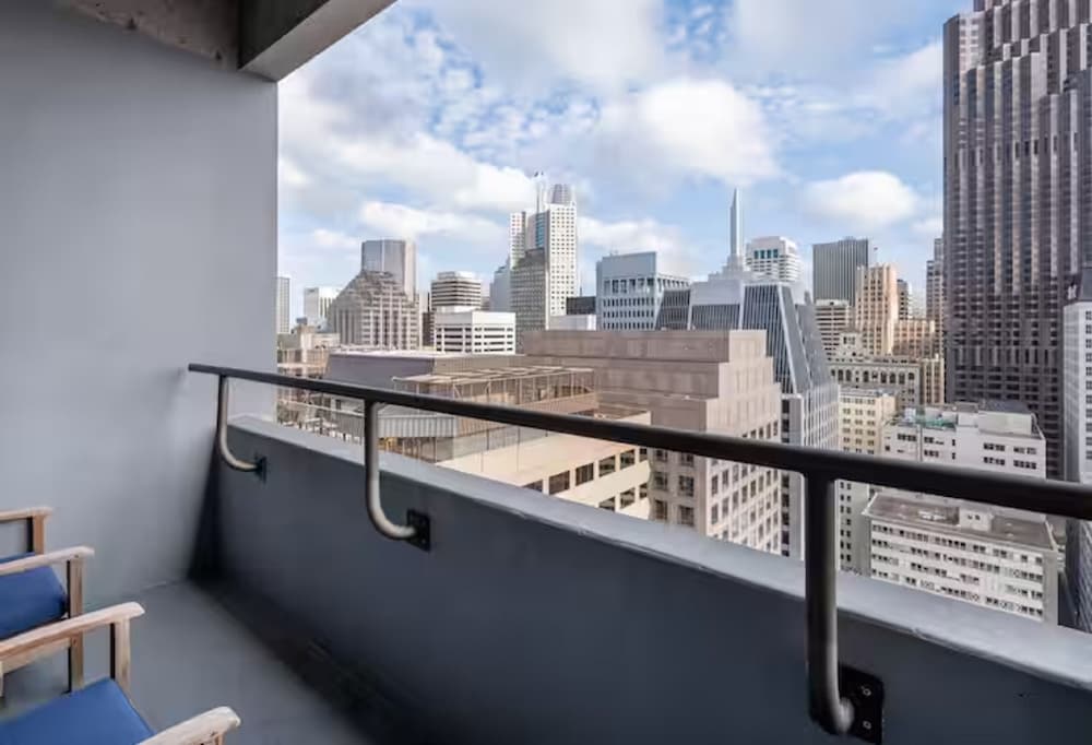Premium Room, 1 King Bed, Balcony - Photo 3