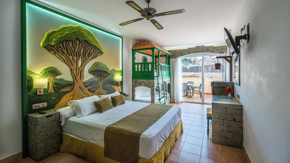 Double Room (Themed 2 Adults + 1 Child)