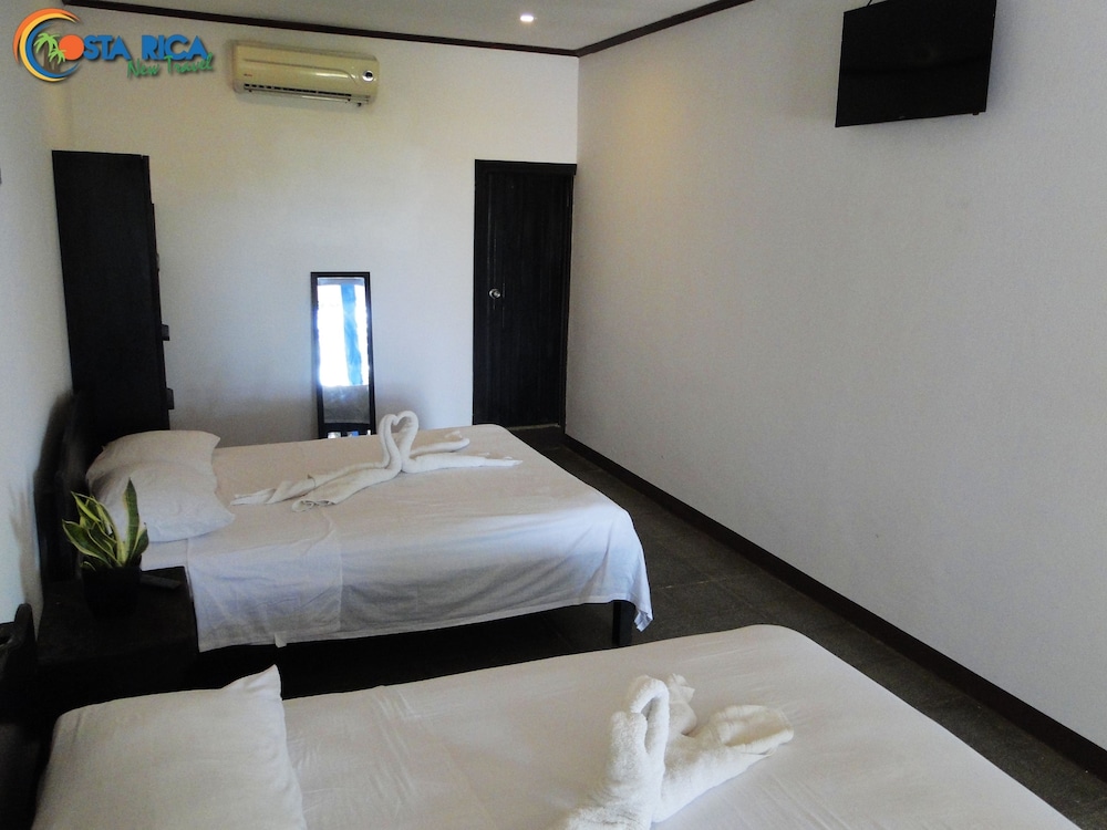 Basic Double Room, 1 Queen Bed, Private Bathroom, Sea Facing