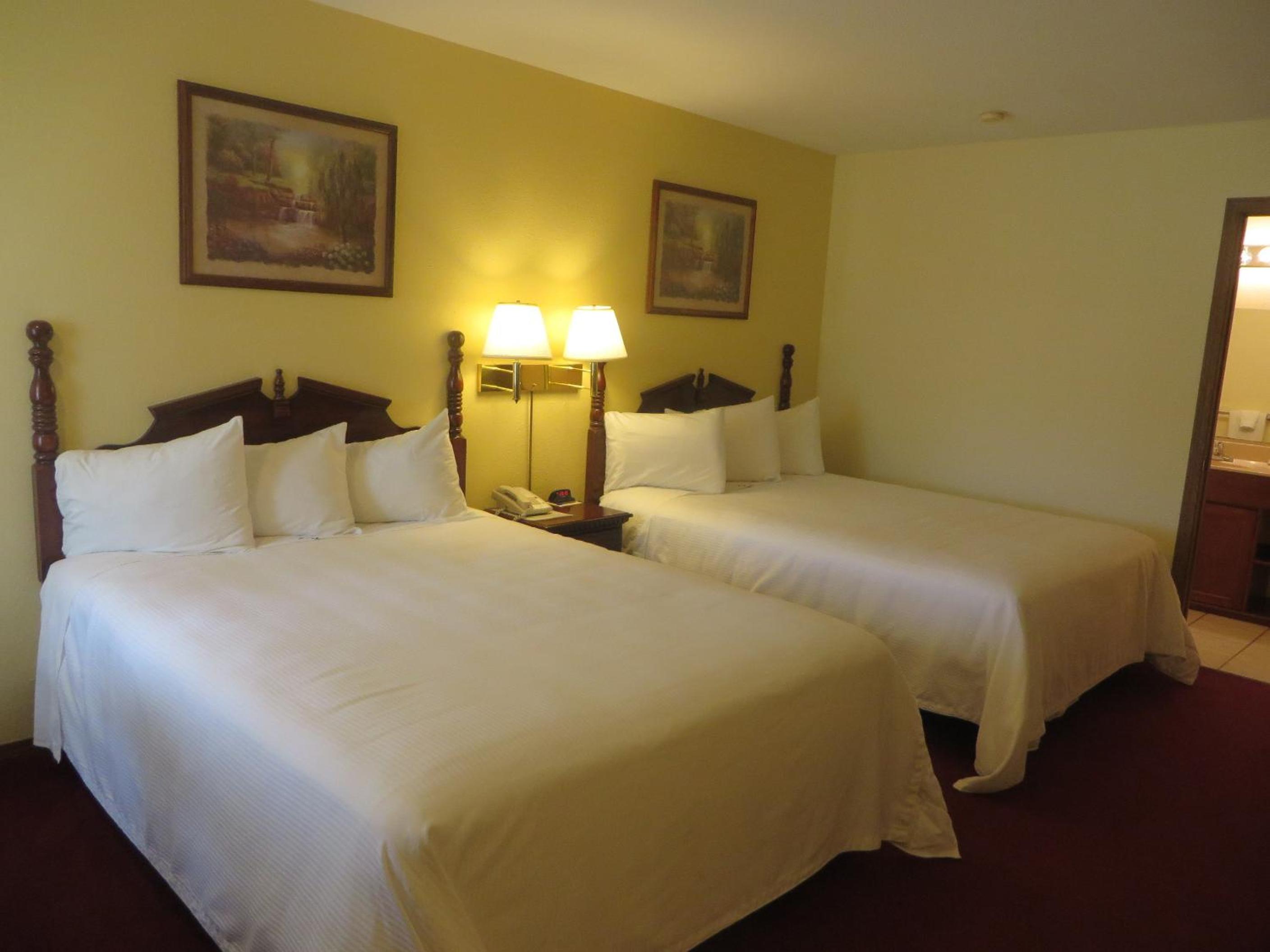 Queen Room with Two Queen Beds - Photo 2
