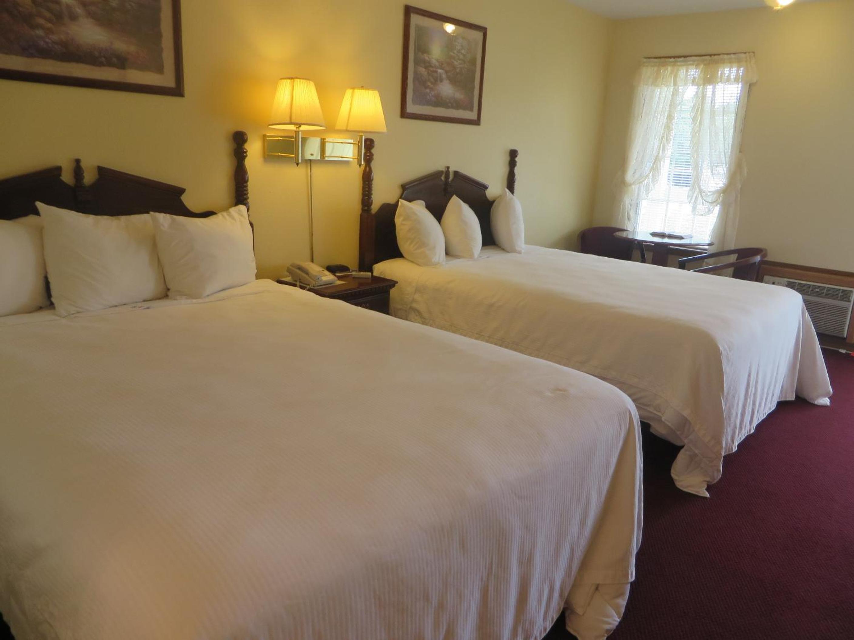 Queen Room with Two Queen Beds - Photo 11
