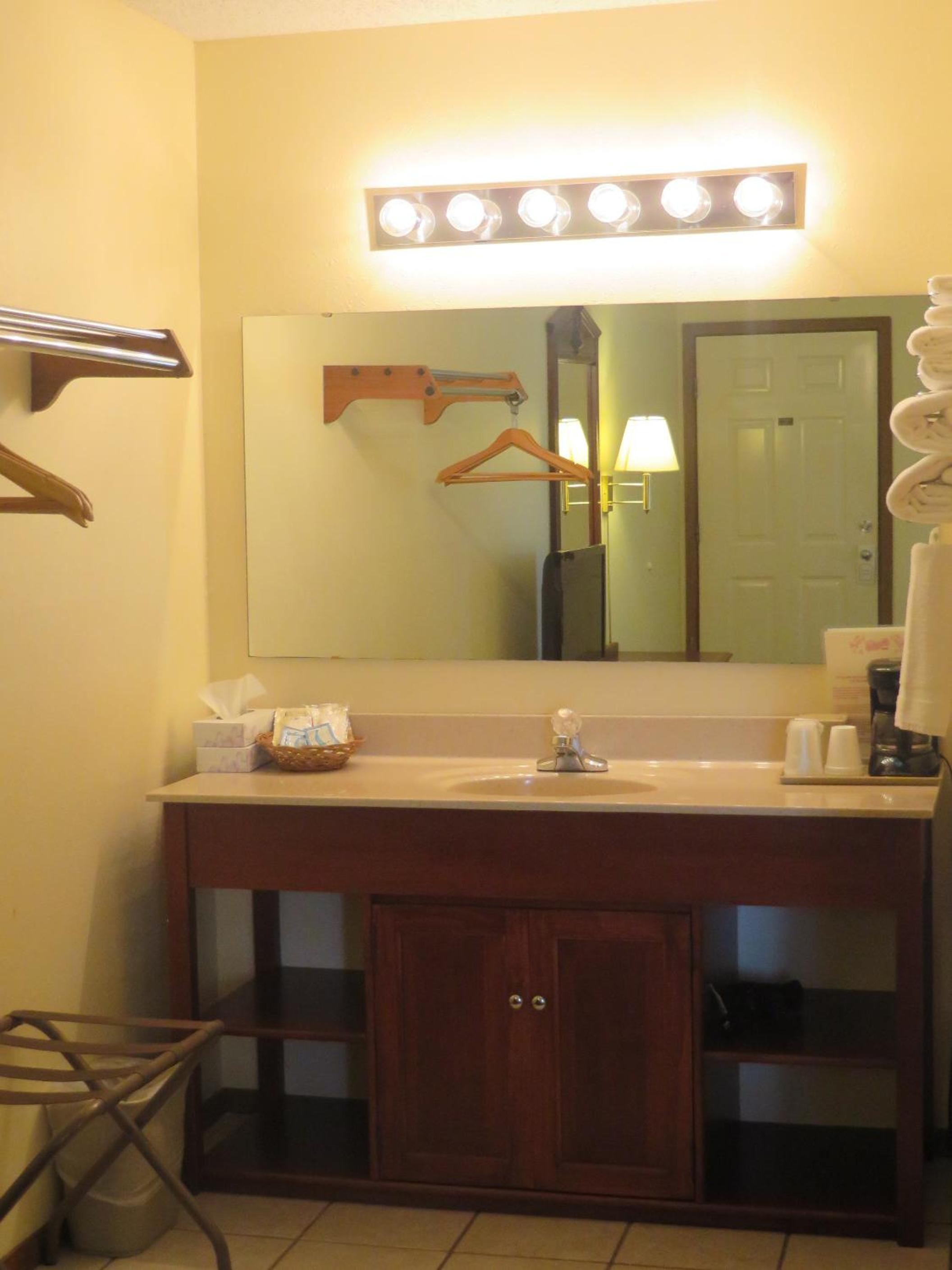 Standard King Room - Photo 7