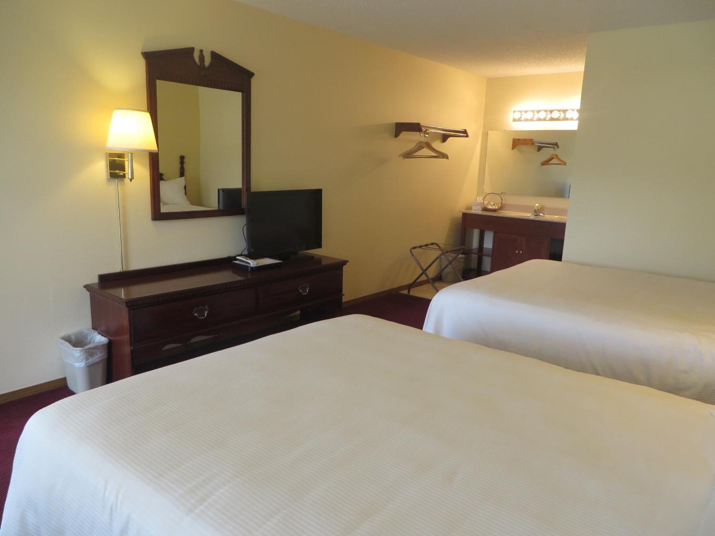 Queen Room with Two Queen Beds - Photo 16