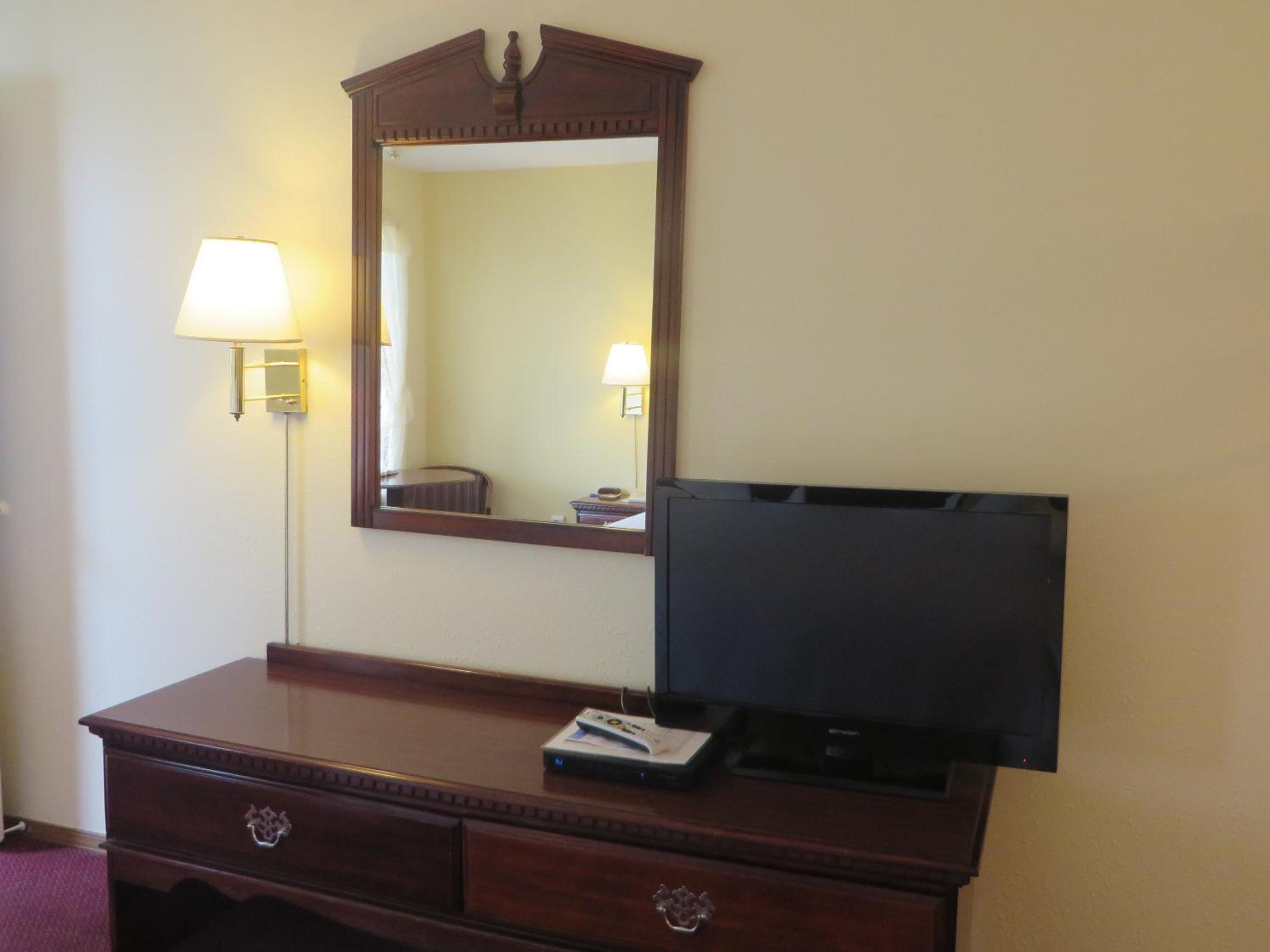 Standard King Room - Photo 9