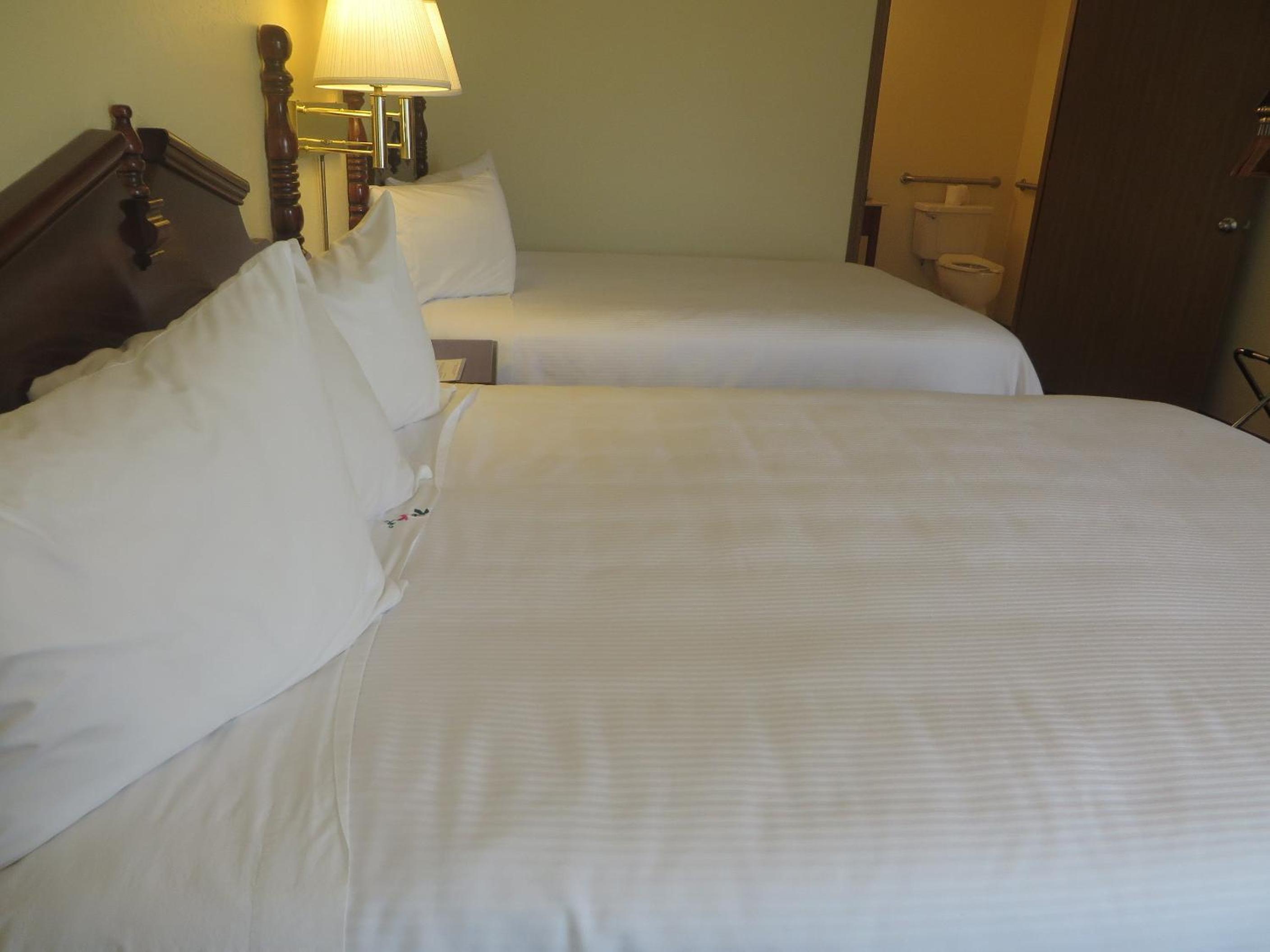 Queen Room with Two Queen Beds - Photo 18