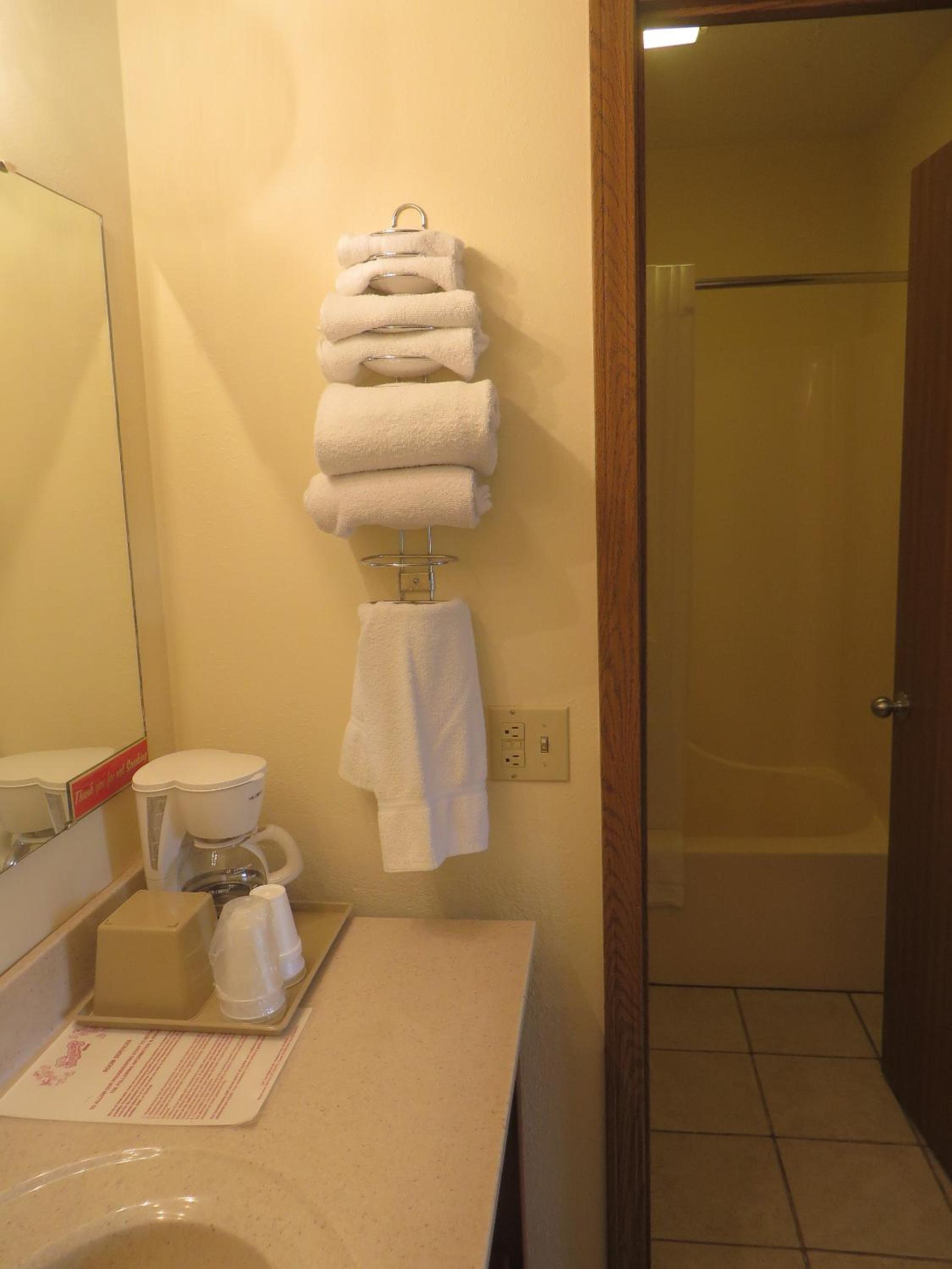 Standard King Room - Photo 10
