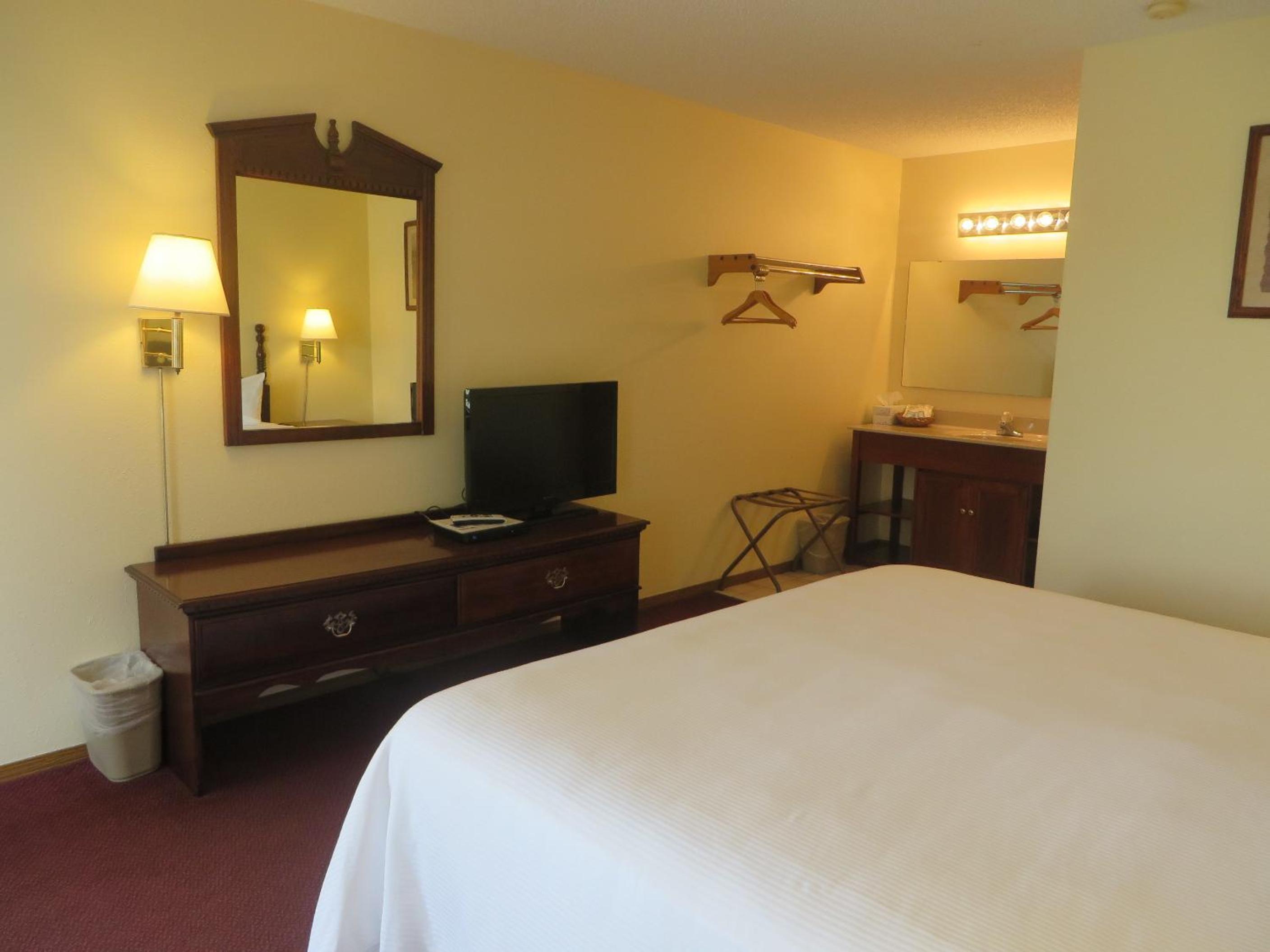 Standard King Room - Photo 11