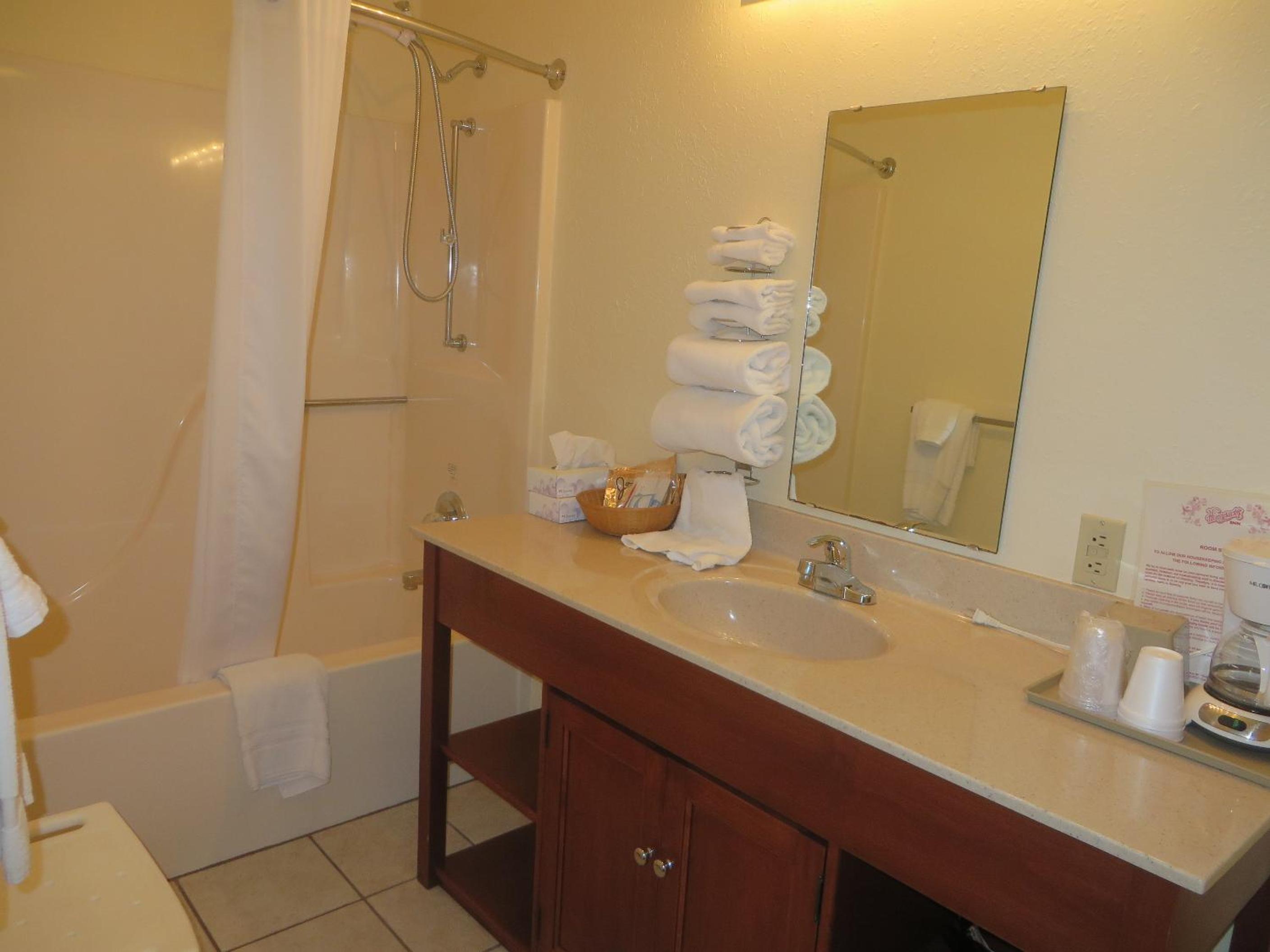 Queen Room with Two Queen Beds - Photo 5