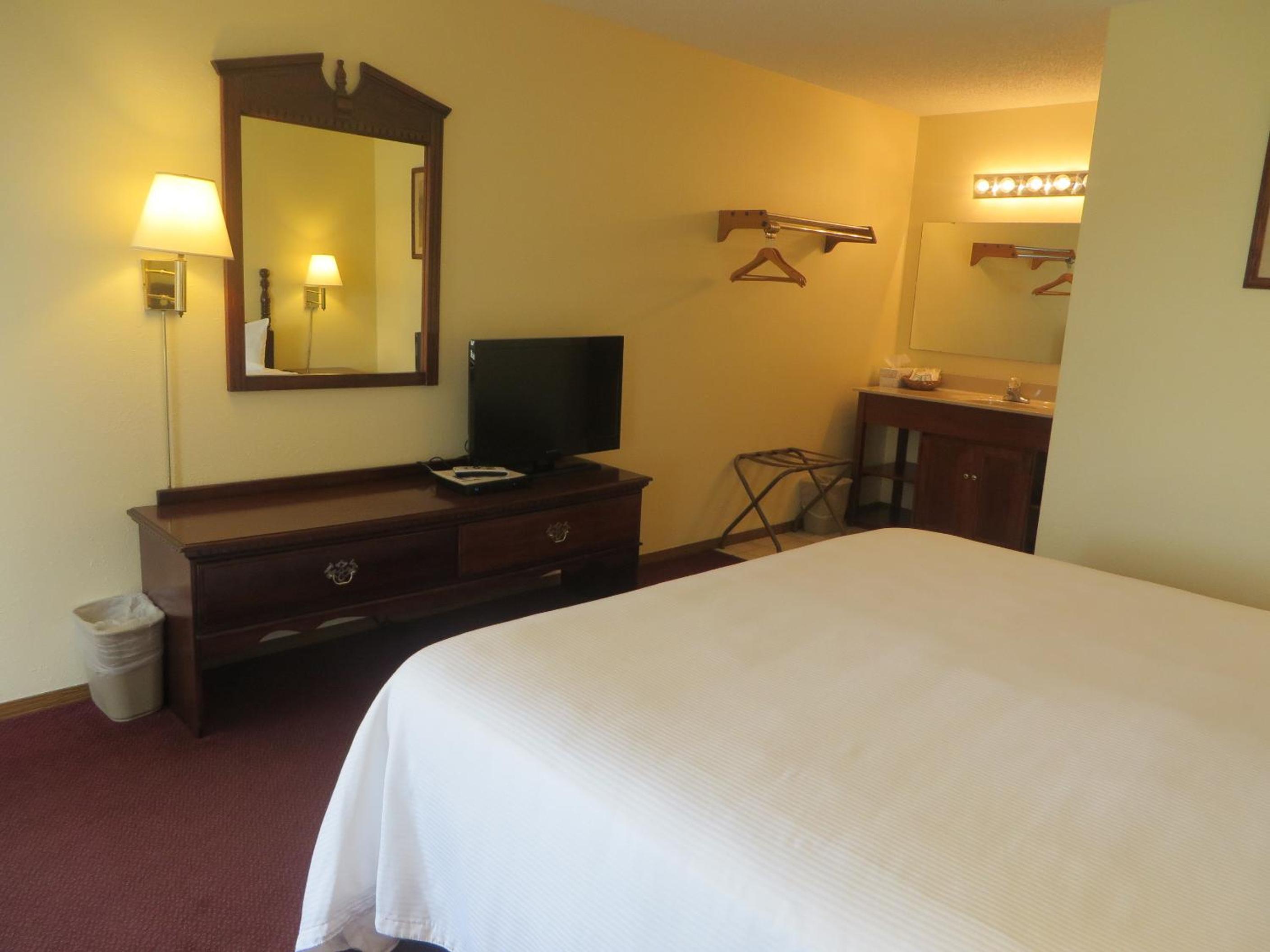 Standard King Room - Photo 12