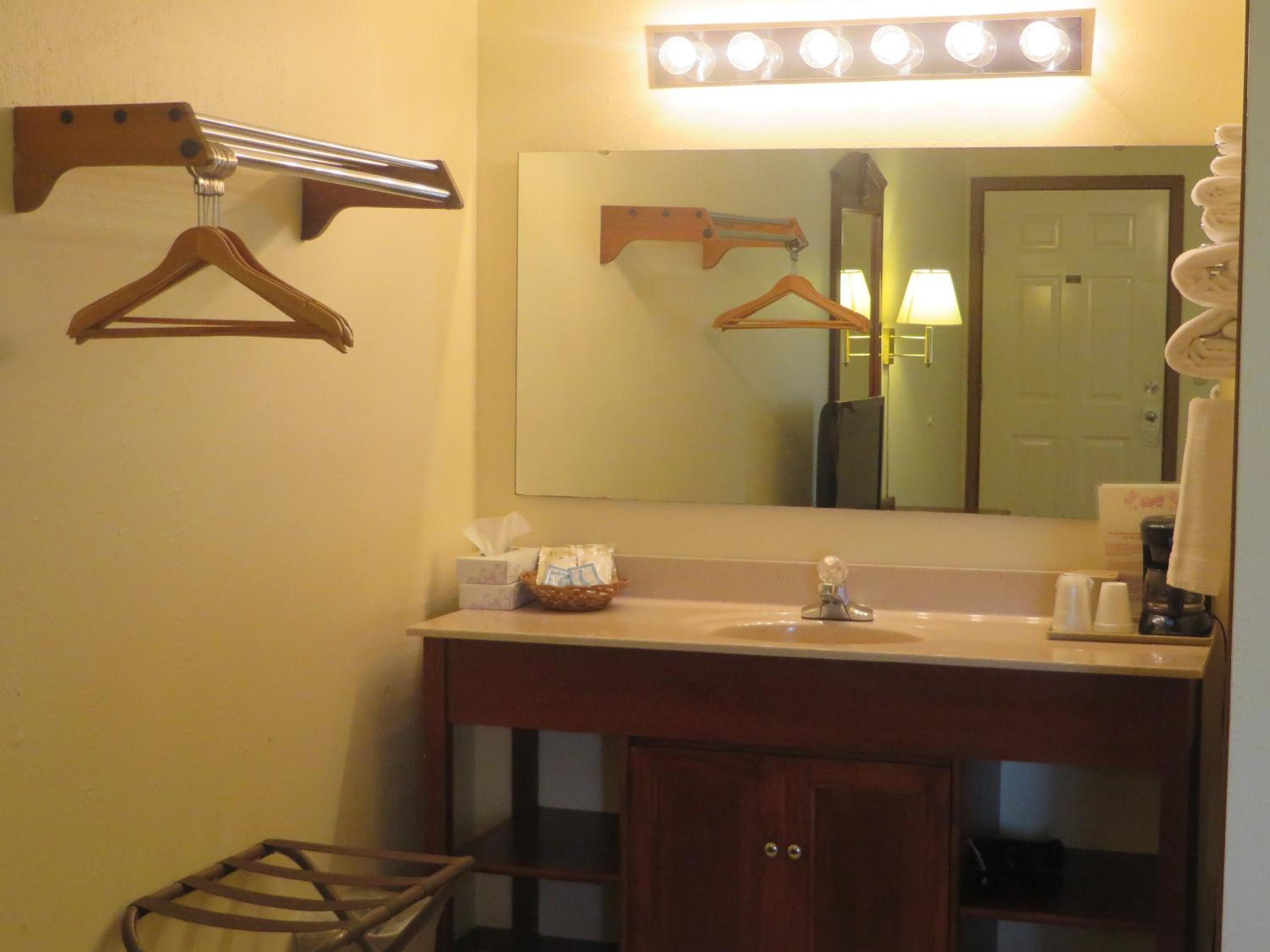 Standard King Room - Photo 13