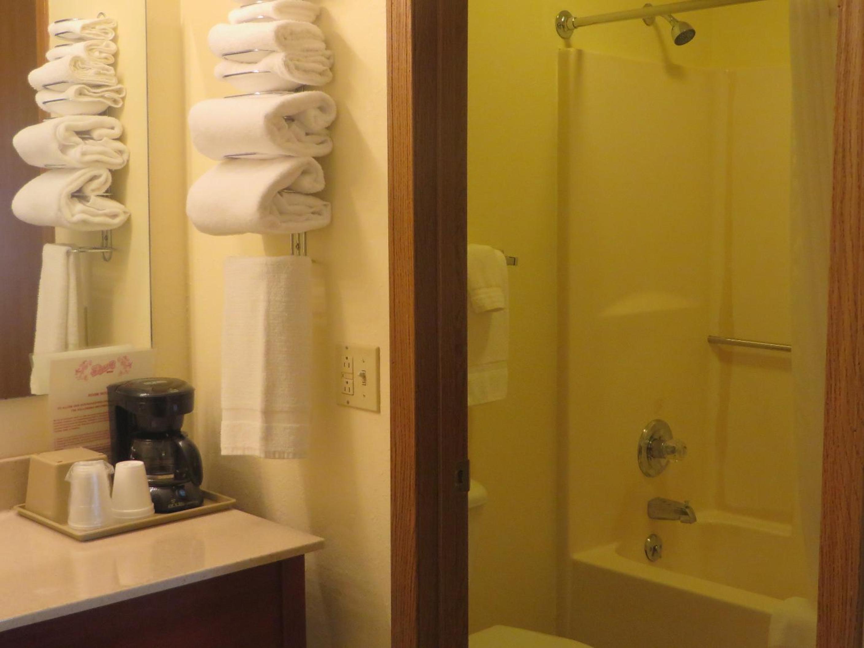 Standard King Room - Photo 14