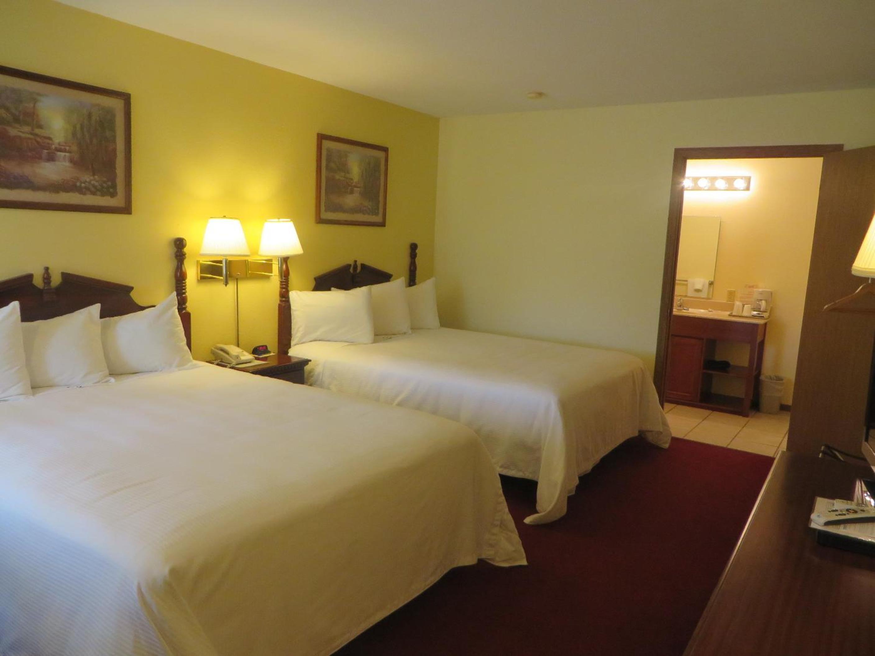 Queen Room with Two Queen Beds - Photo 4