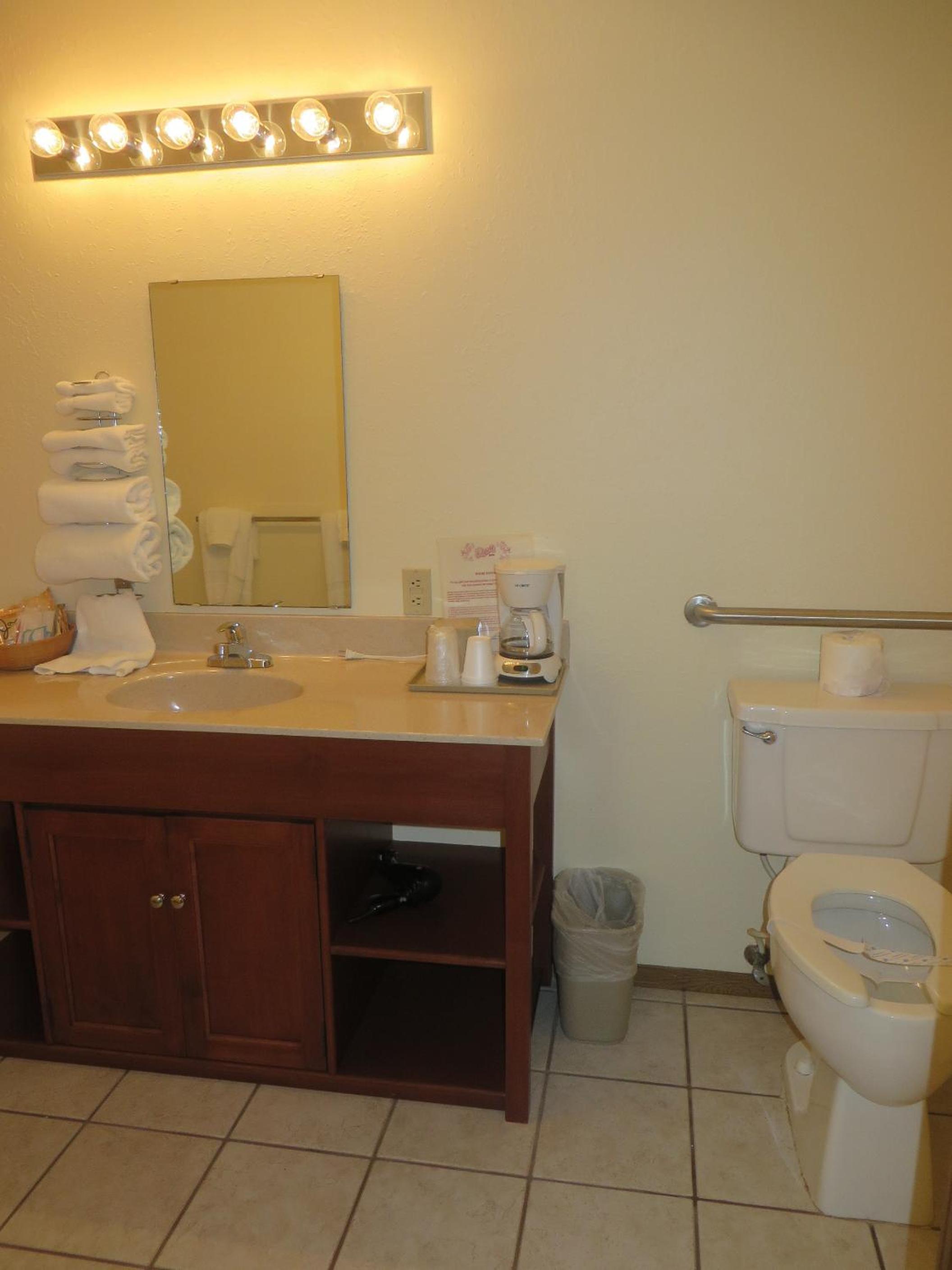 Queen Room with Two Queen Beds - Photo 3