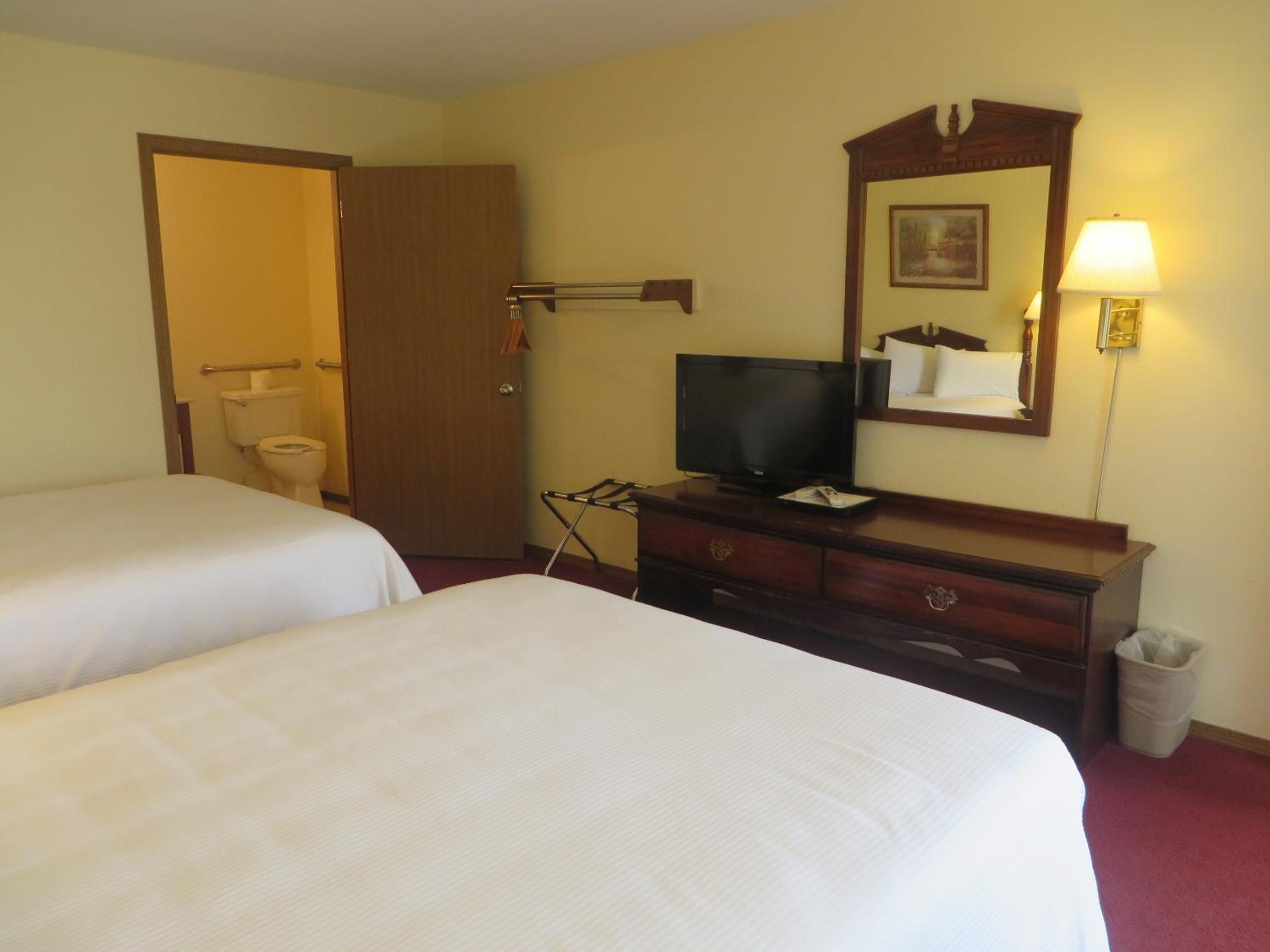 Queen Room with Two Queen Beds - Photo 17