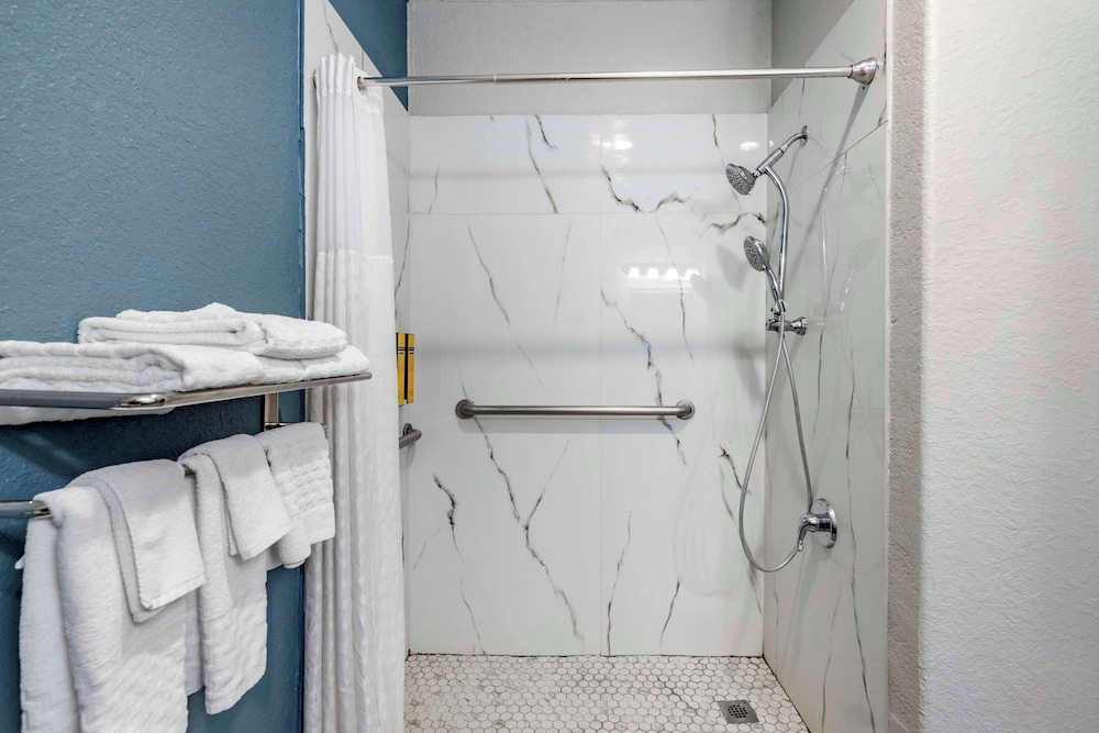 Suite, 1 King Bed, Accessible, Refrigerator & Microwave photo 3