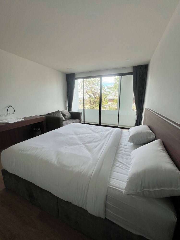 Basic Room, 1 King Bed, Non Smoking photo 2