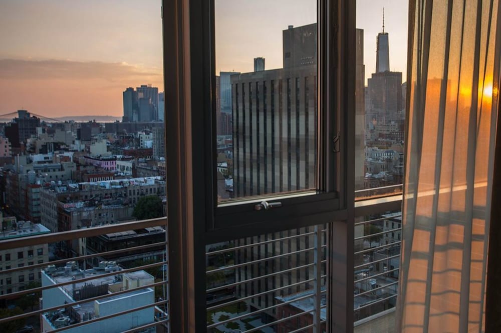 Premium Room, 1 Bedroom, Bathtub, City View thumbnail 6
