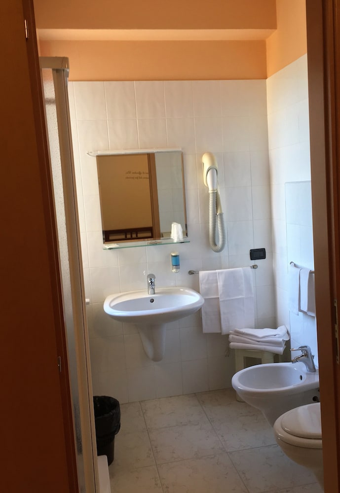 Double Room (with Extra Bed) photo 3