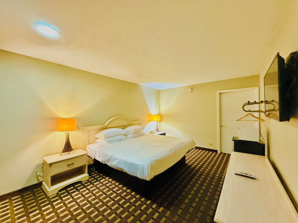 Room, 1 King Bed, Accessible, Non Smoking (Roll-in Shower)