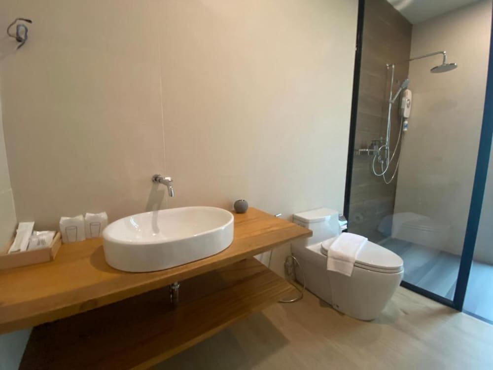 Deluxe Room, Pool Access photo 3