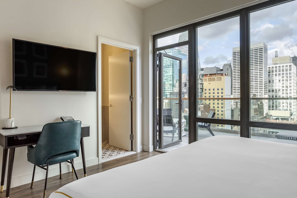 Room, 1 King Bed, Accessible, Balcony (Mobility & Hearing, Roll-in Shower)