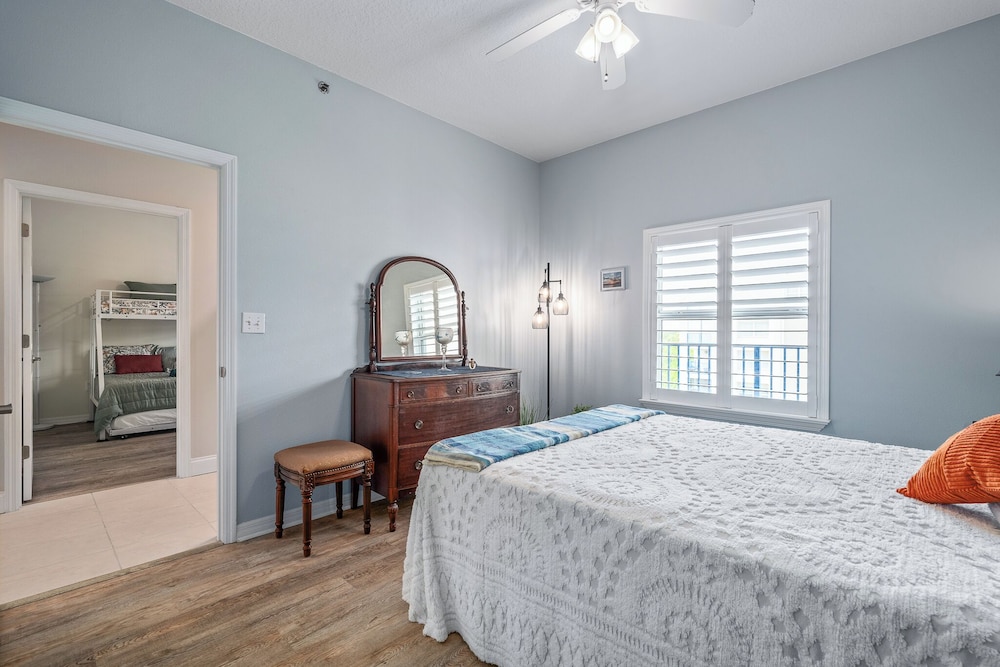 Sunny 3BR Condo Steps to Beach Pool NSB FL, 사진 10