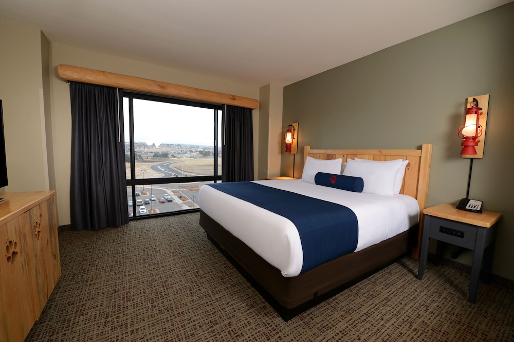 Junior Gray Wolf Suite with Balcony - Water Park Included