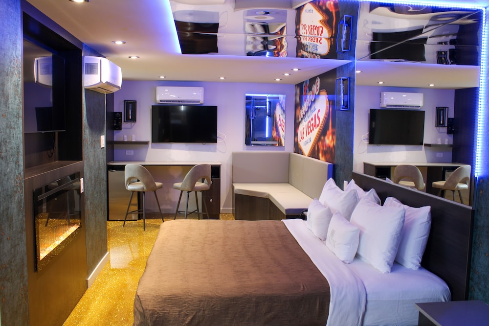 Signature Suite, 1 King Bed, Smoking, Hot Tub photo 1