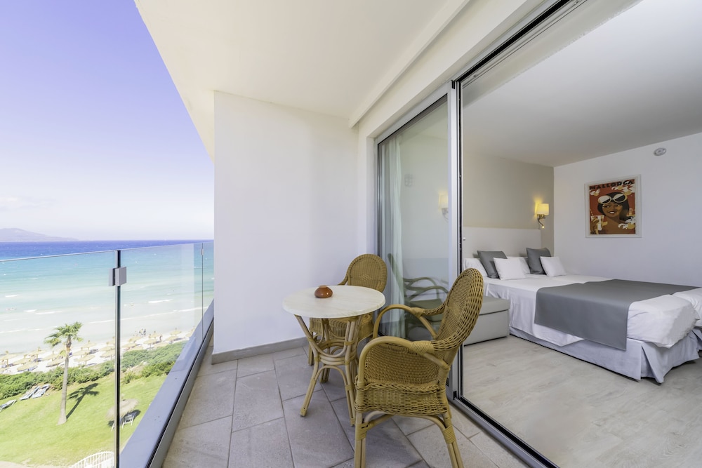 Superior Double Room, Balcony, Partial Sea View (2 Adults + 1 Child) - Photo 3