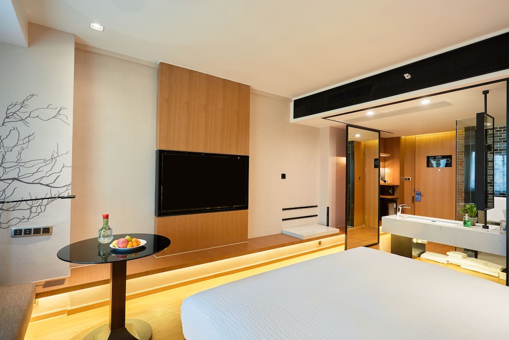 Standard Room, 1 King Bed, City View - Photo 4