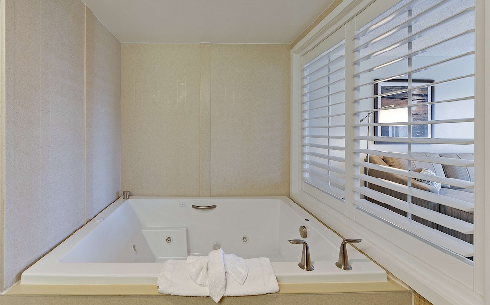 Suite, 1 King Bed, Jetted Tub