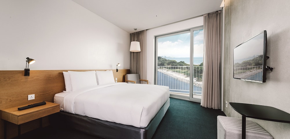 [Pool Package] Standard Double Room, Mountain View - All Day Pool Access for 1 Adult
