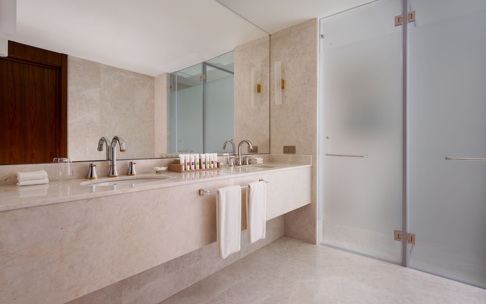 Grand Suite, 1 King Bed, Mountain View (Panoramic) - Photo 4