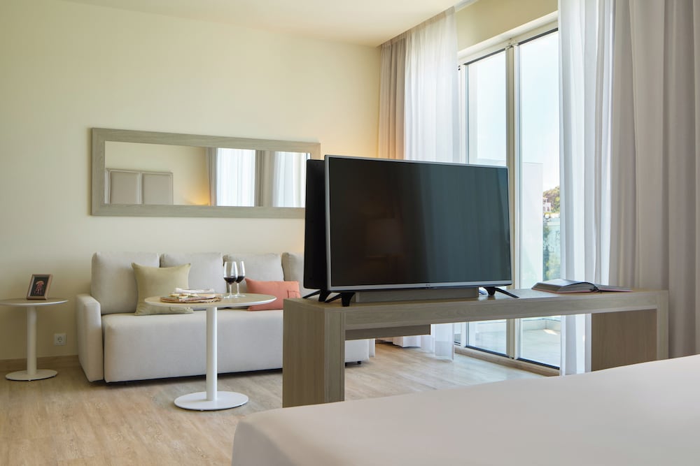 The Level Suite Cala Galdana thumbnail 6