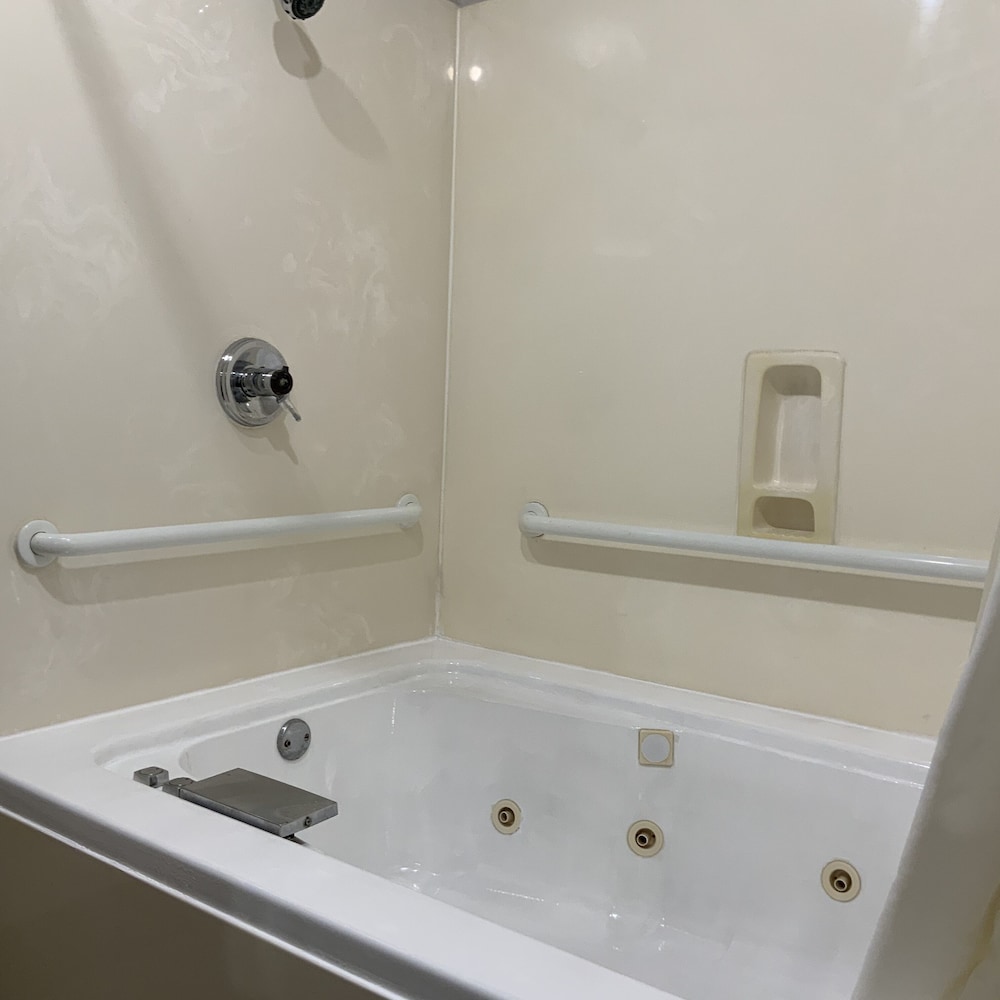 Double Room, 2 Double Beds, Non Smoking, Jetted Tub - Photo 6
