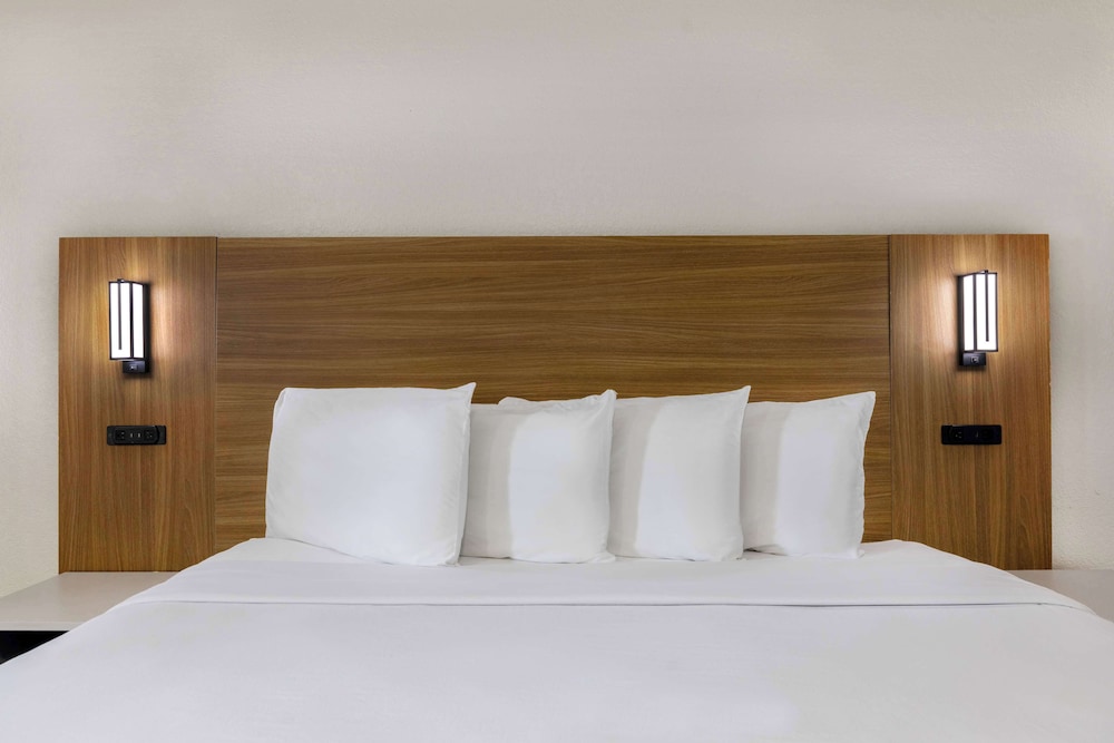 Standard Room, 1 King Bed, Non Smoking photo 3
