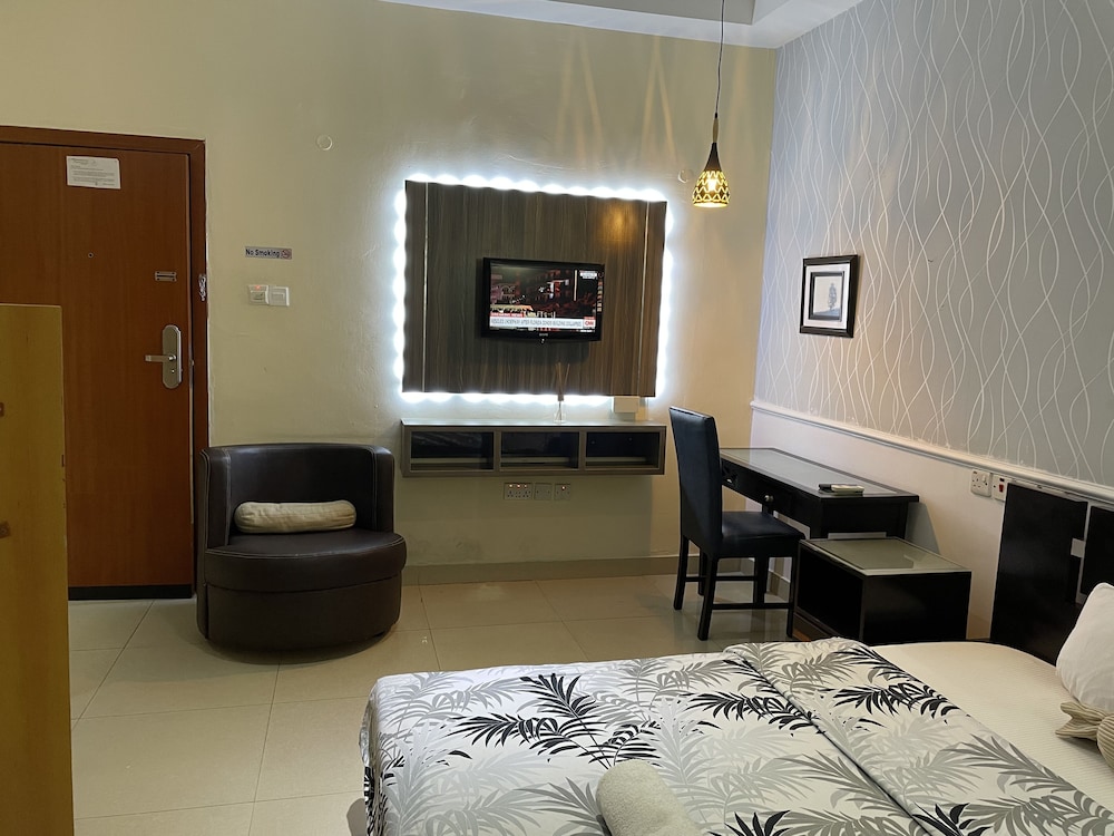 Premier Studio, 1 Queen Bed, Non Smoking, Refrigerator & Microwave photo 1