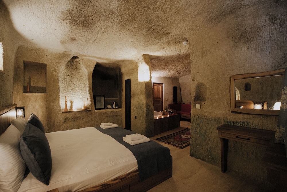 Delux Jacuzzi Cave Room