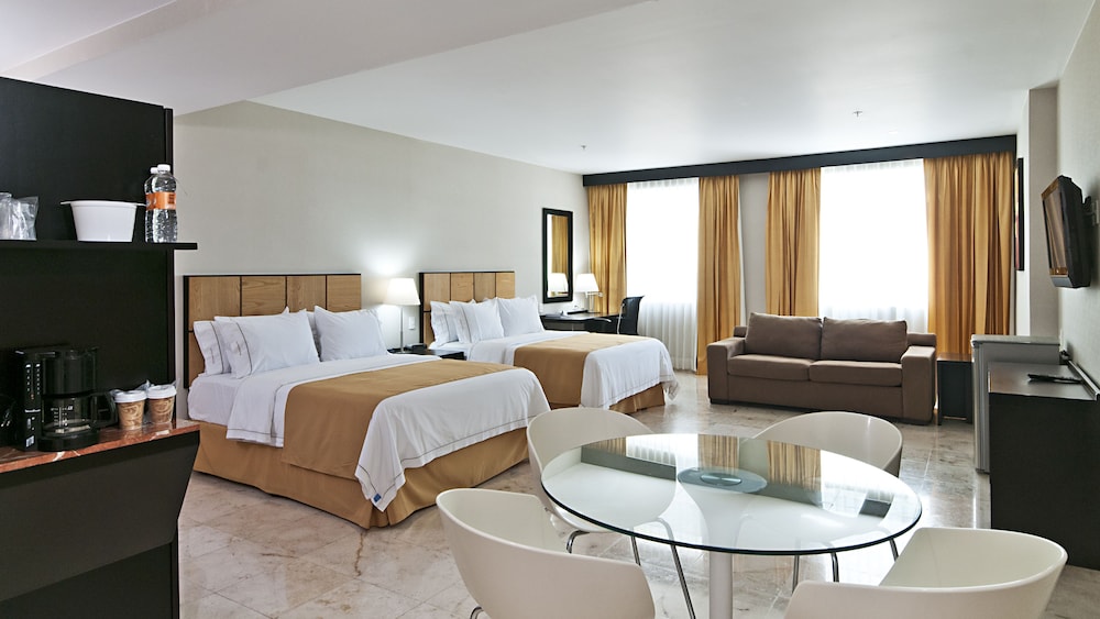 Suite, 2 Queen Beds photo 1