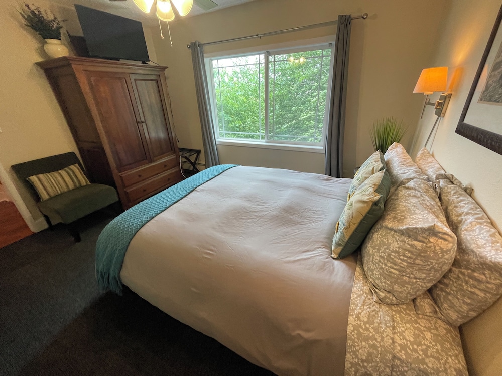 Private Room, Queen Bed, Private Bathroom, Room E, Arctic Fox photo 2