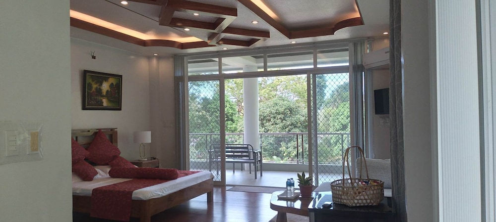 Superior Room, 1 King Bed, Balcony, Pool View photo 3