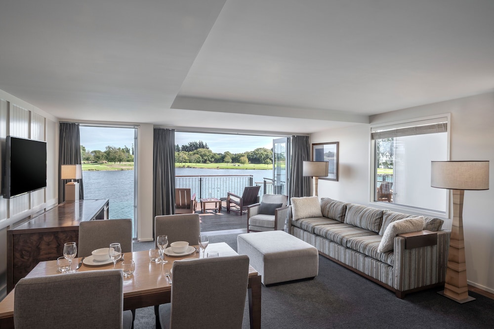 Lakefront Suite - Photo 4