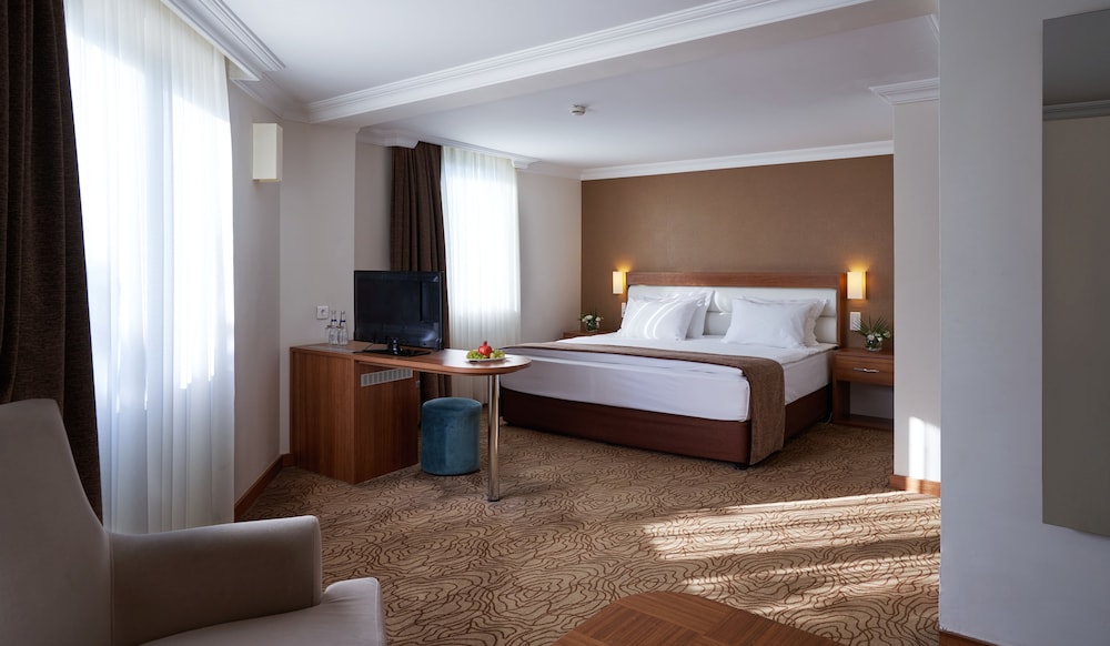 Corner Suite - Photo 2