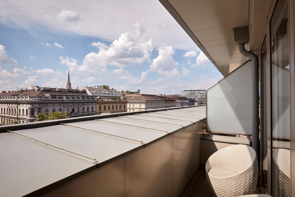 Premium Room, 1 King Bed, Balcony, City View