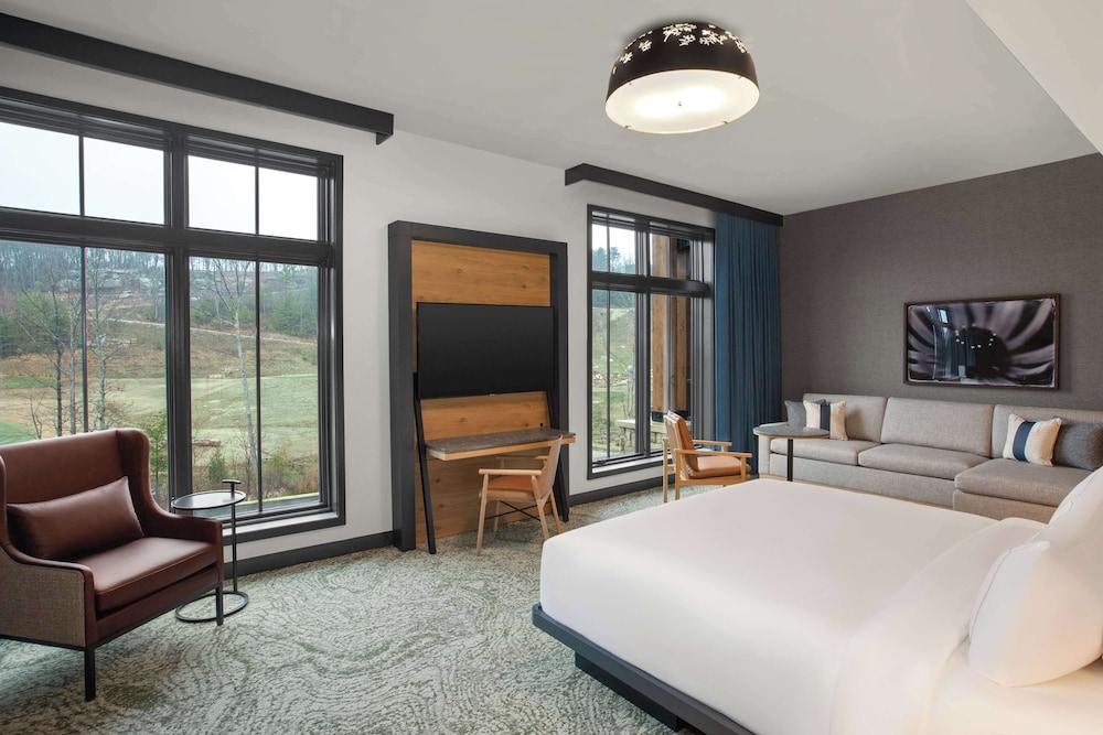 Suite, 1 King Bed, Accessible (Hearing)
