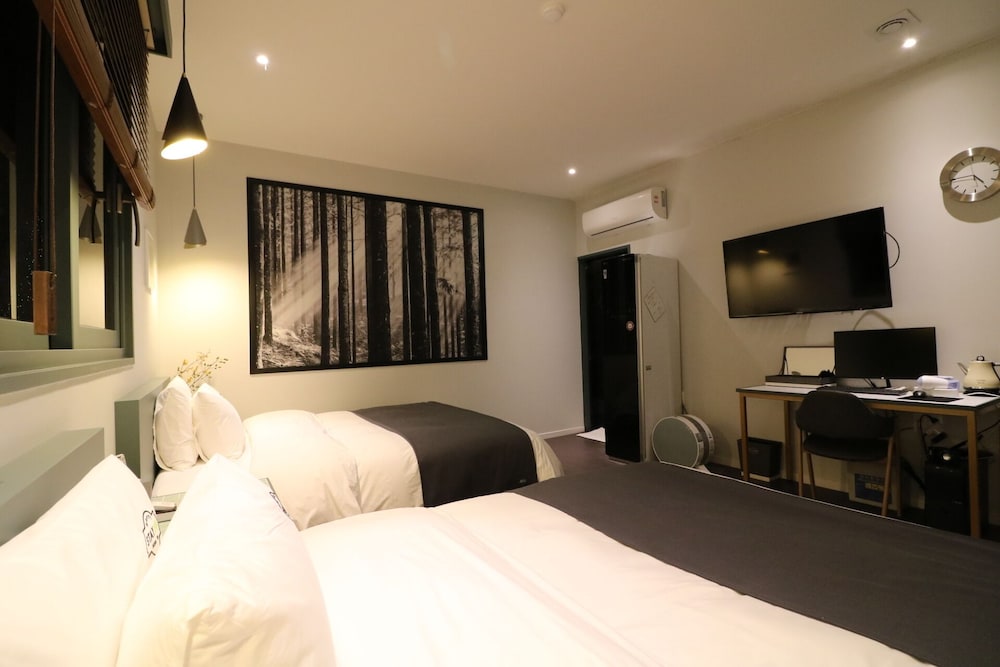 Premium Twin Room - Photo 4