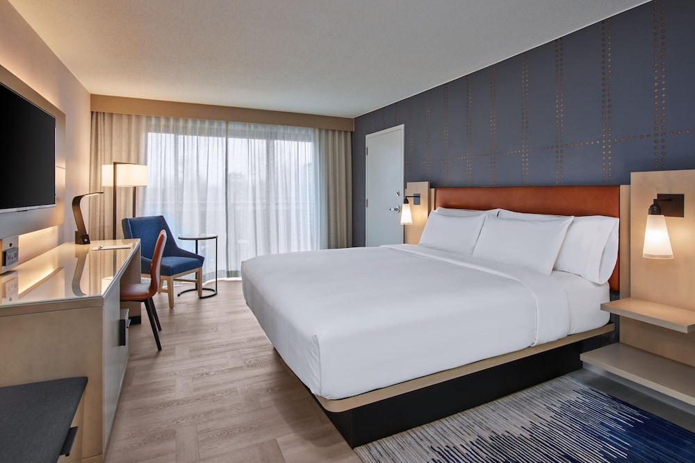 Room, 1 King Bed, Balcony - Photo 2