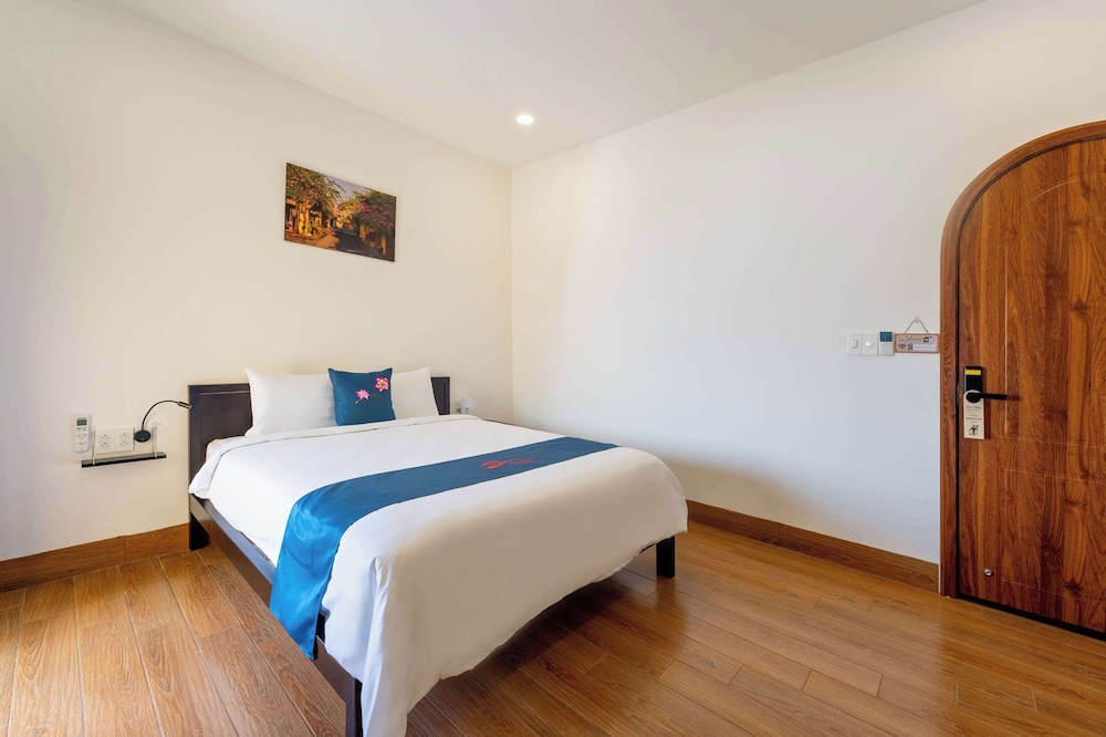 Basic Double Room, Balcony, Courtyard View